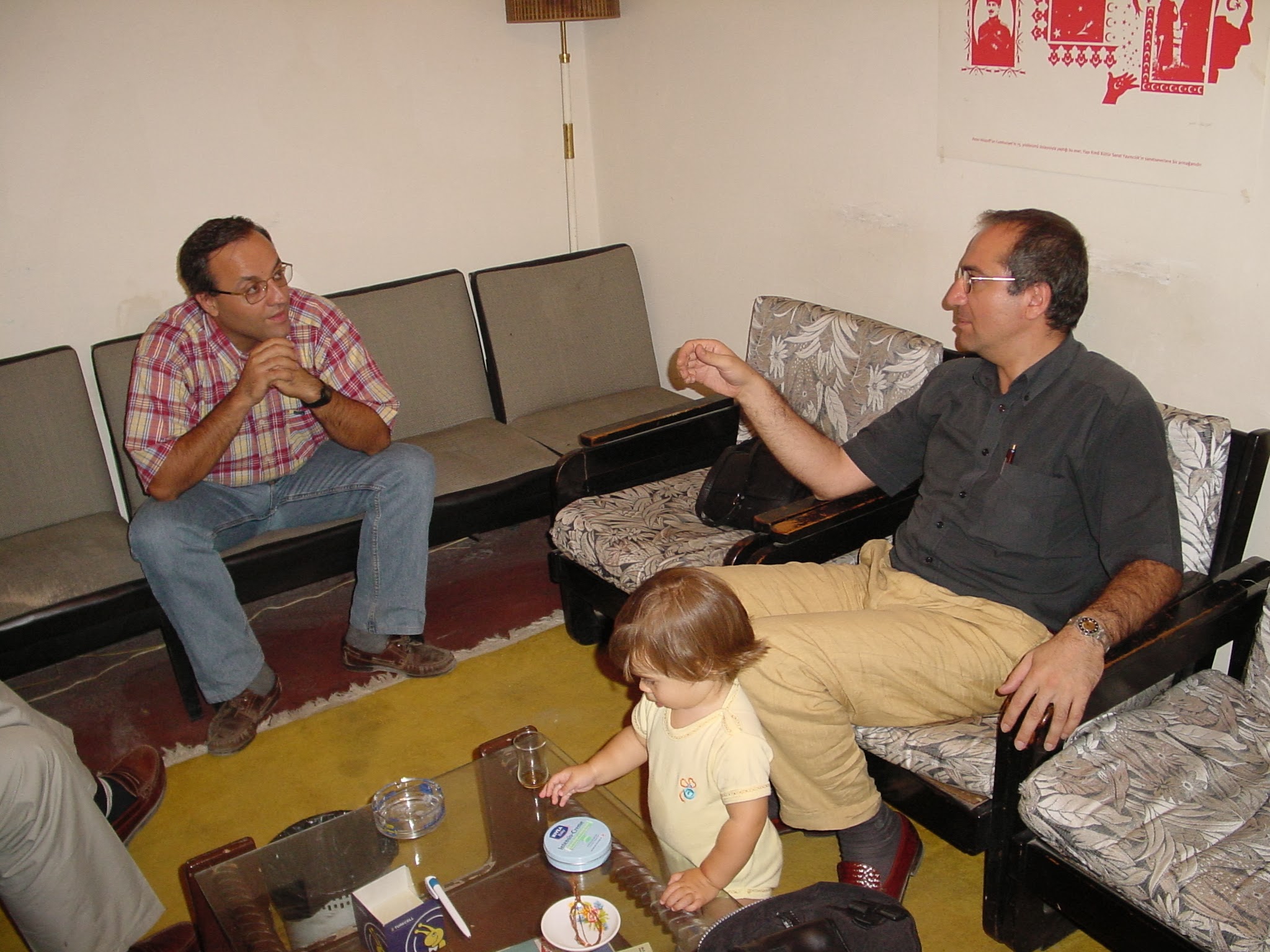 Barbaros Aşuroğlu ve ŞAhin Küliğ Antrak'ın ikinci dernek lokalinde sohbet ediyorlar.