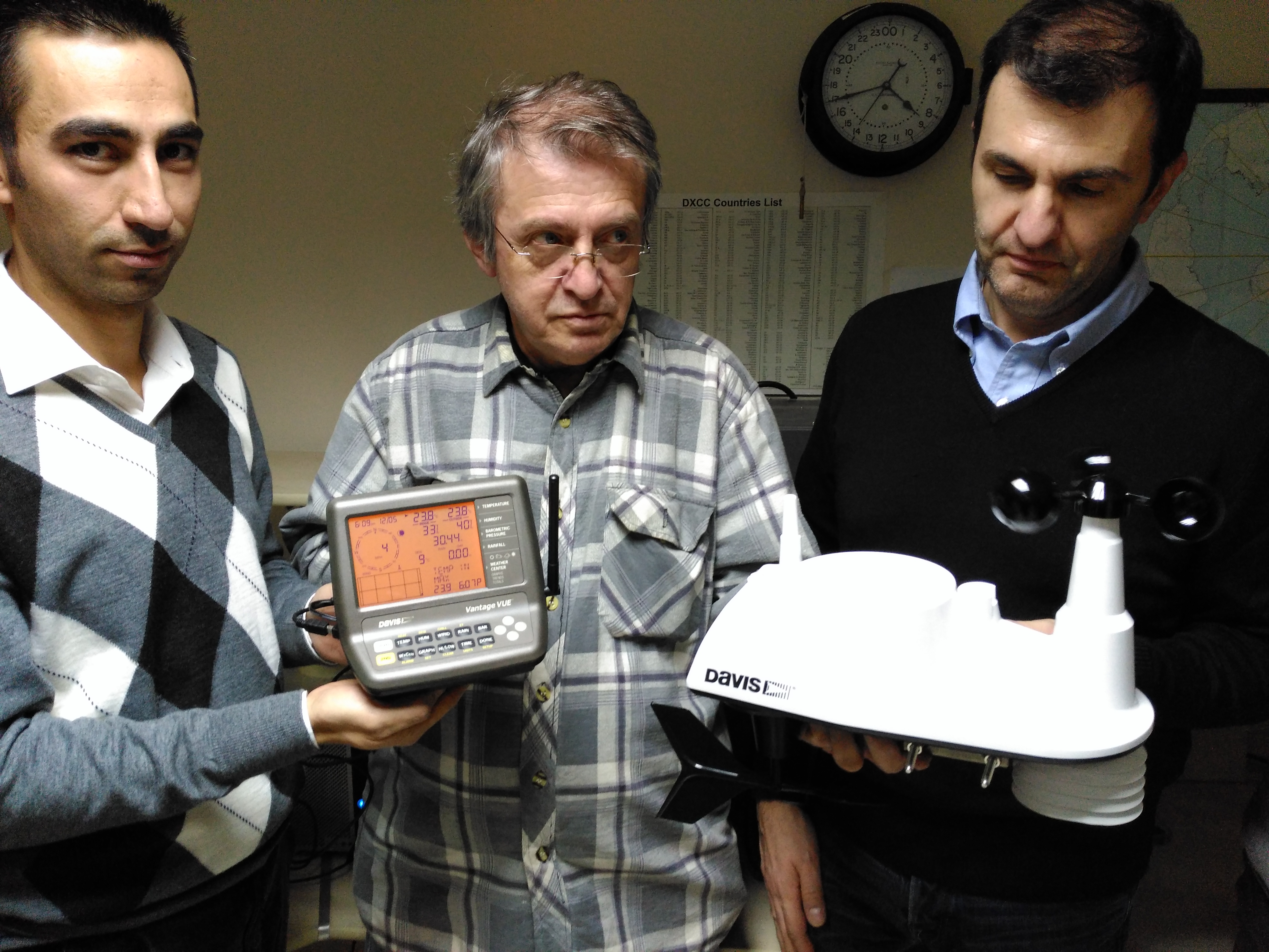 Soldan sağa: Serhat Akalp, Selçuk Hızıroğlu, Tunç Gündoğdu. Ellerindeki de cihazın dış ünitesi ve veri gösterge konsolu.